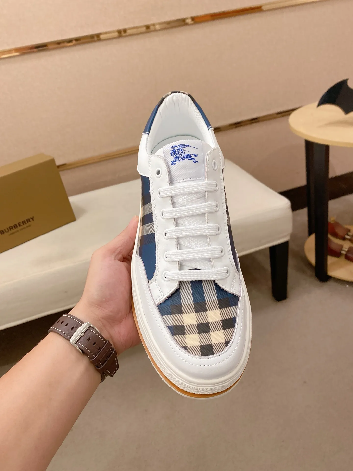 Men's shoes 💰: 420💰🇮🇹🇮🇹BURBERRY's top purchasing agents are available simultaneously at the counter. 🔍🔍On sale at the same time. Positive code number: 38-44 Italian imported first-layer cowhide with fabric. Fully imported sheepskin lining, sole: the original sole is specially provided by the original factory, the exclusive movable molded sole is super comfortable, the original factory follows the order, 🔍🔍high quality, you can go in and out of the counter at will, welcome to compare. Can be customized. 45 non-refundable